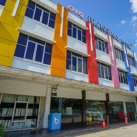 Oyo 575 Blessing Hotel Palembang Exterior foto