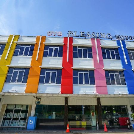 Oyo 575 Blessing Hotel Palembang Exterior foto