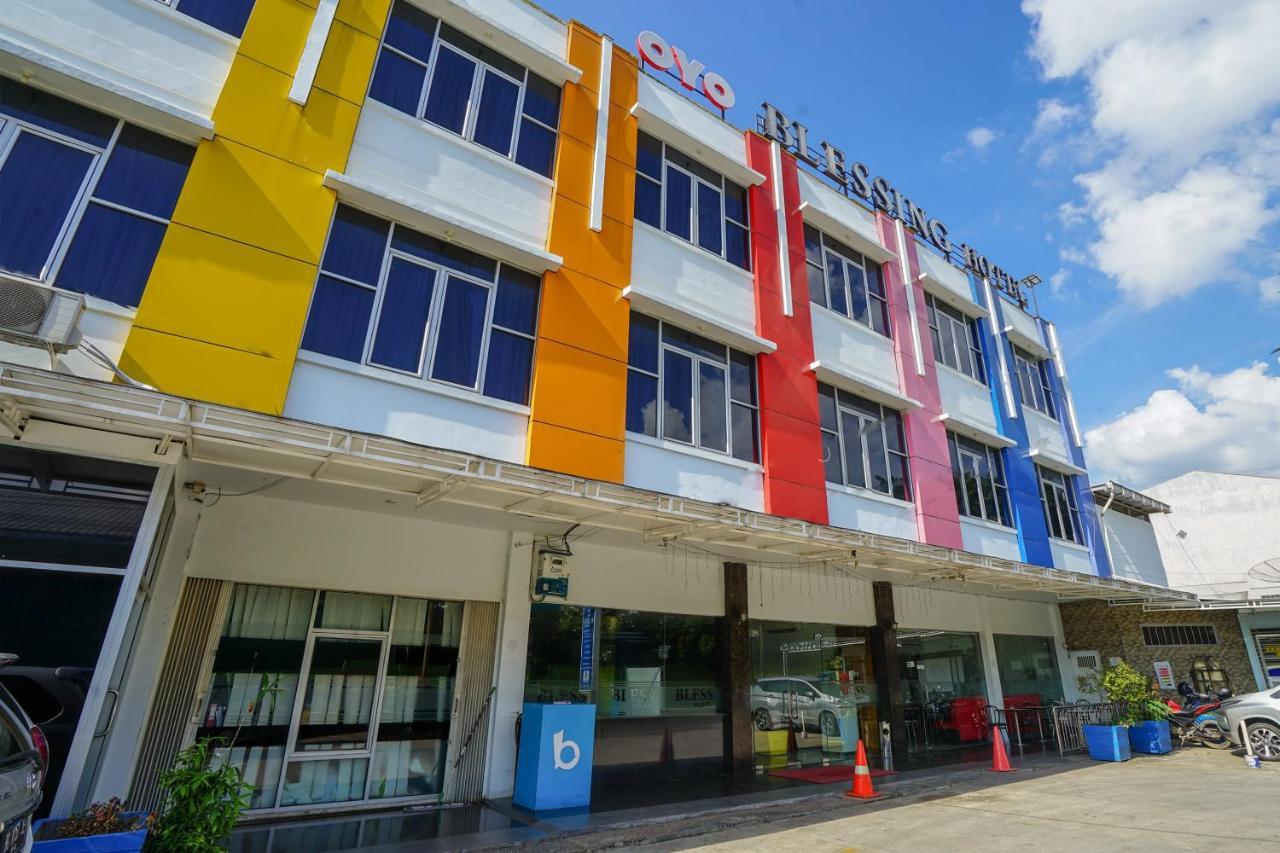 Oyo 575 Blessing Hotel Palembang Exterior foto