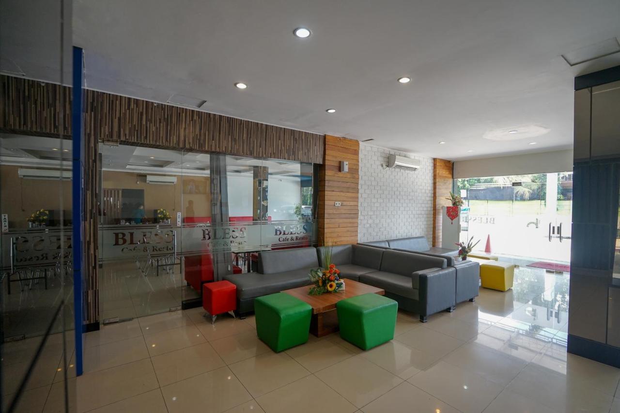 Oyo 575 Blessing Hotel Palembang Exterior foto