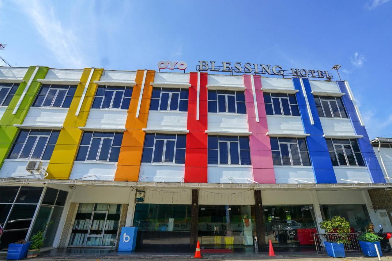 Oyo 575 Blessing Hotel Palembang Exterior foto