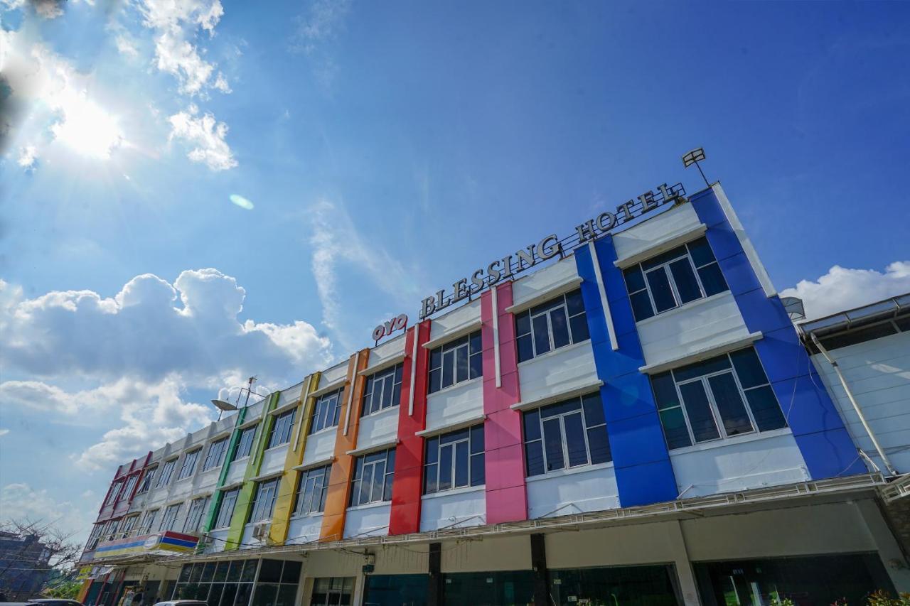 Oyo 575 Blessing Hotel Palembang Exterior foto