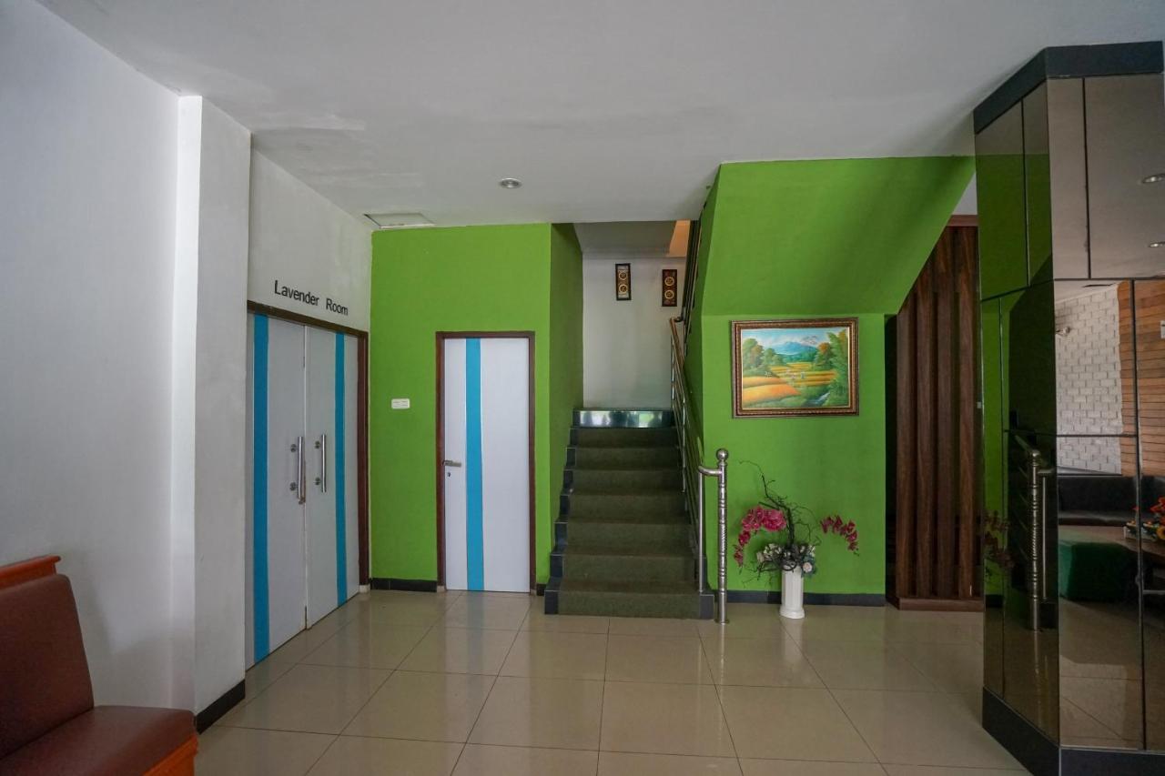 Oyo 575 Blessing Hotel Palembang Exterior foto