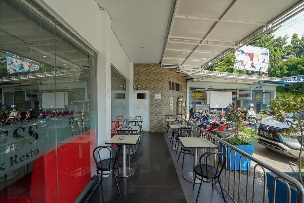 Oyo 575 Blessing Hotel Palembang Exterior foto