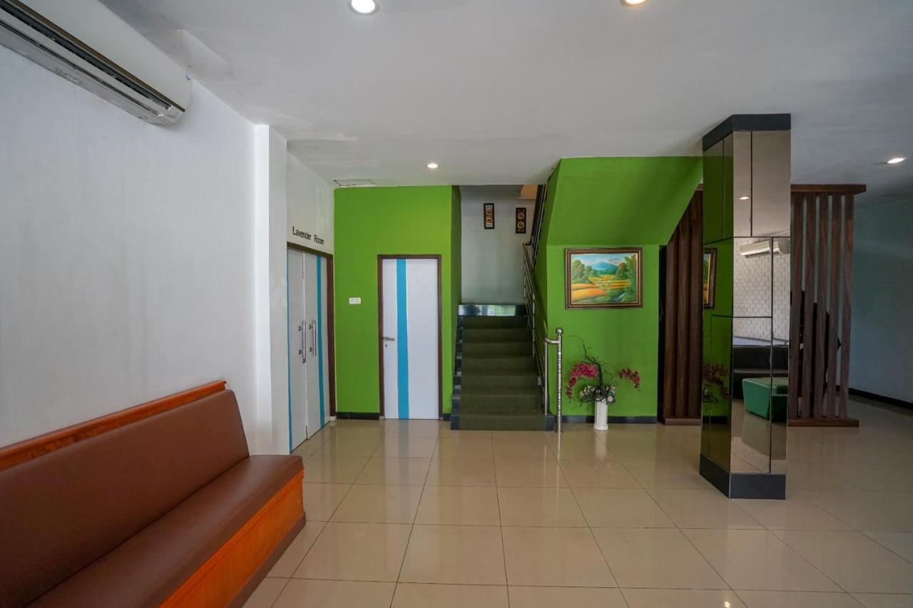 Oyo 575 Blessing Hotel Palembang Exterior foto