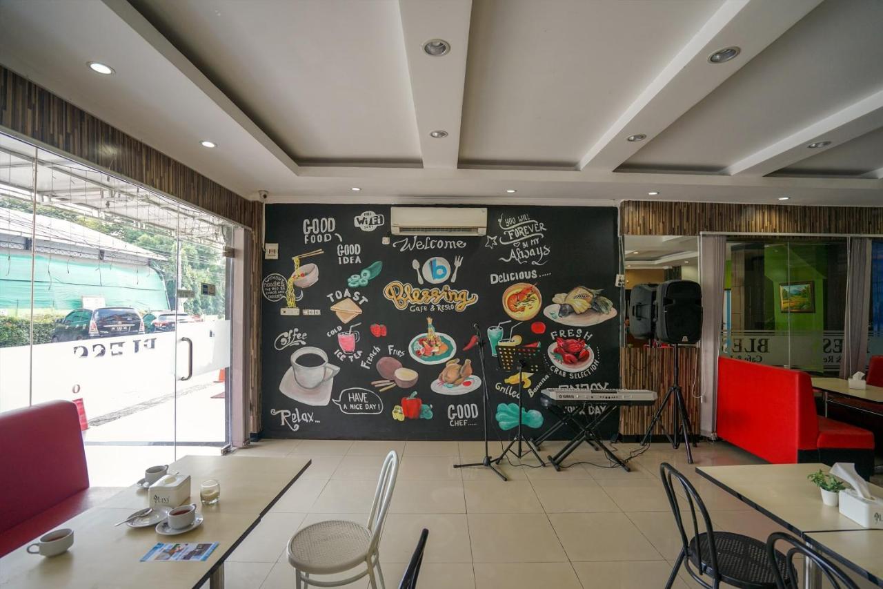 Oyo 575 Blessing Hotel Palembang Exterior foto