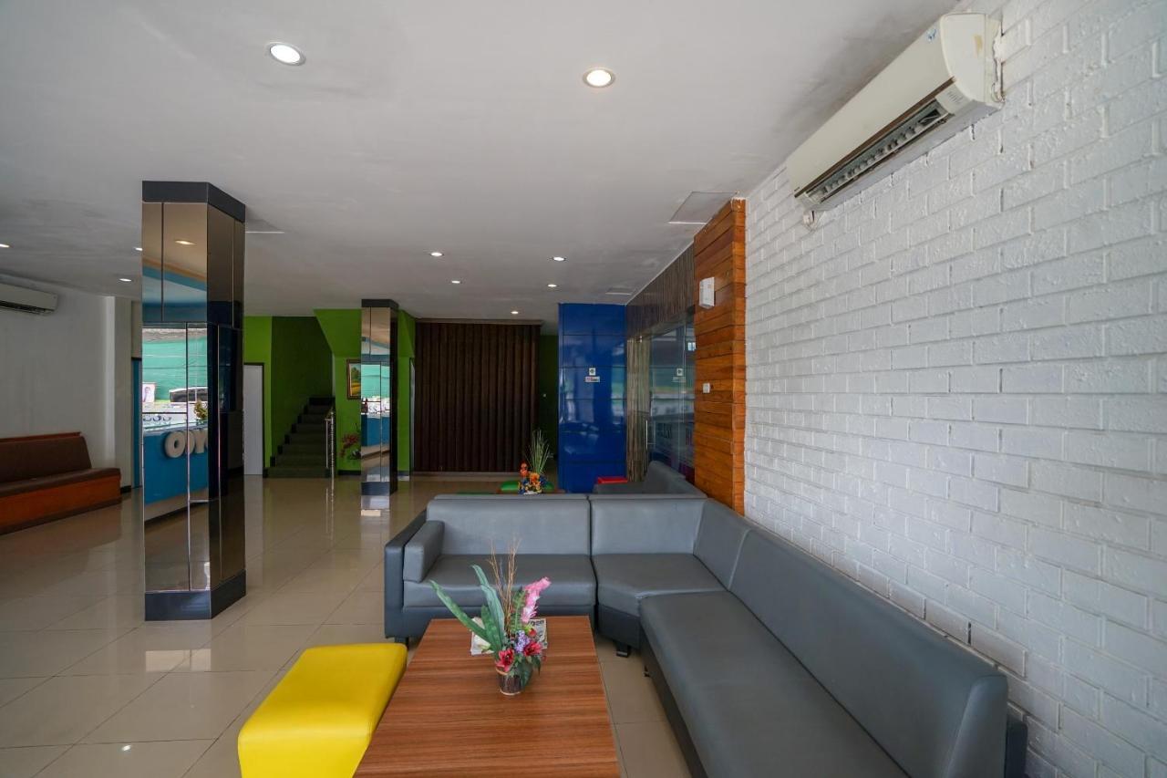 Oyo 575 Blessing Hotel Palembang Exterior foto