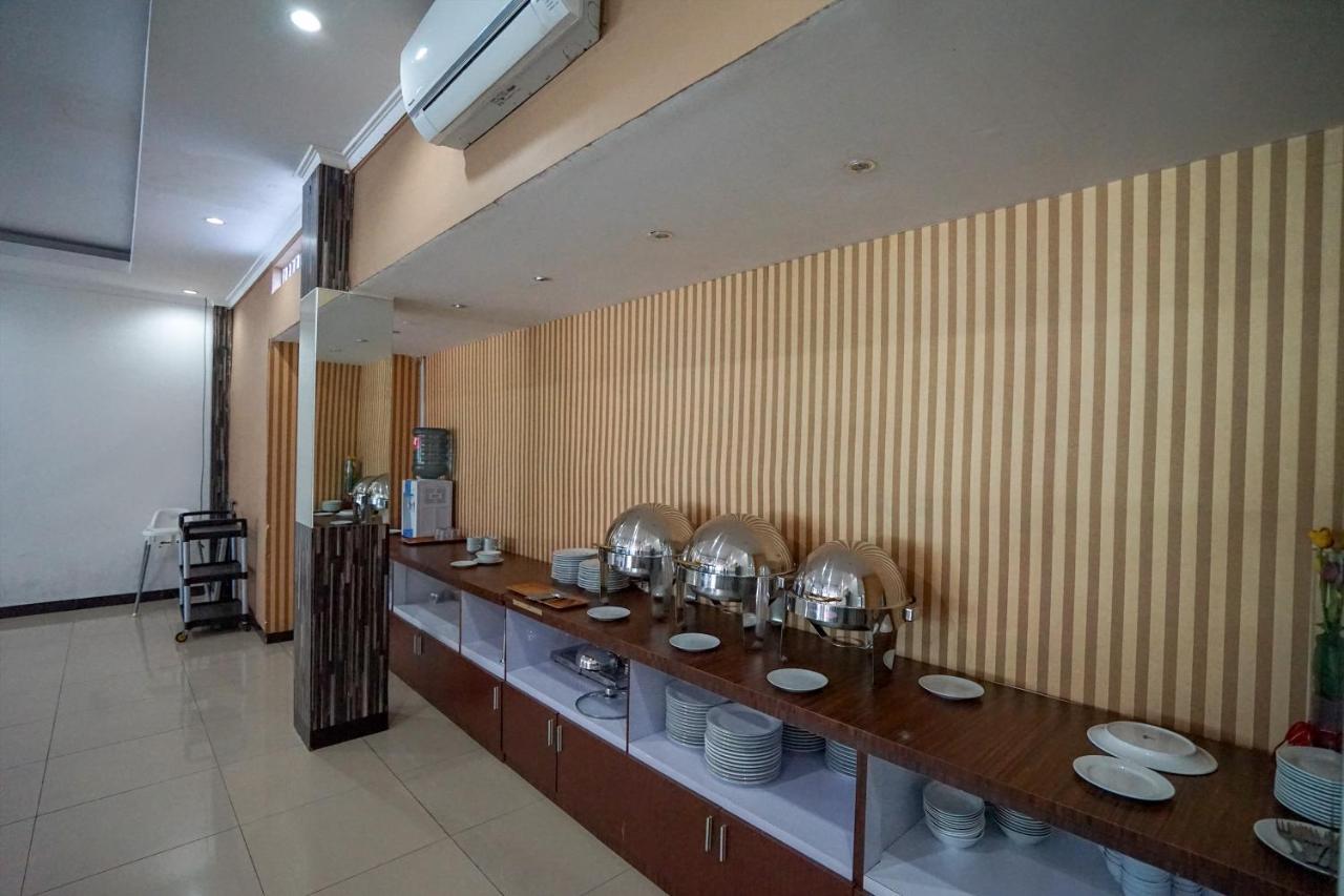 Oyo 575 Blessing Hotel Palembang Exterior foto
